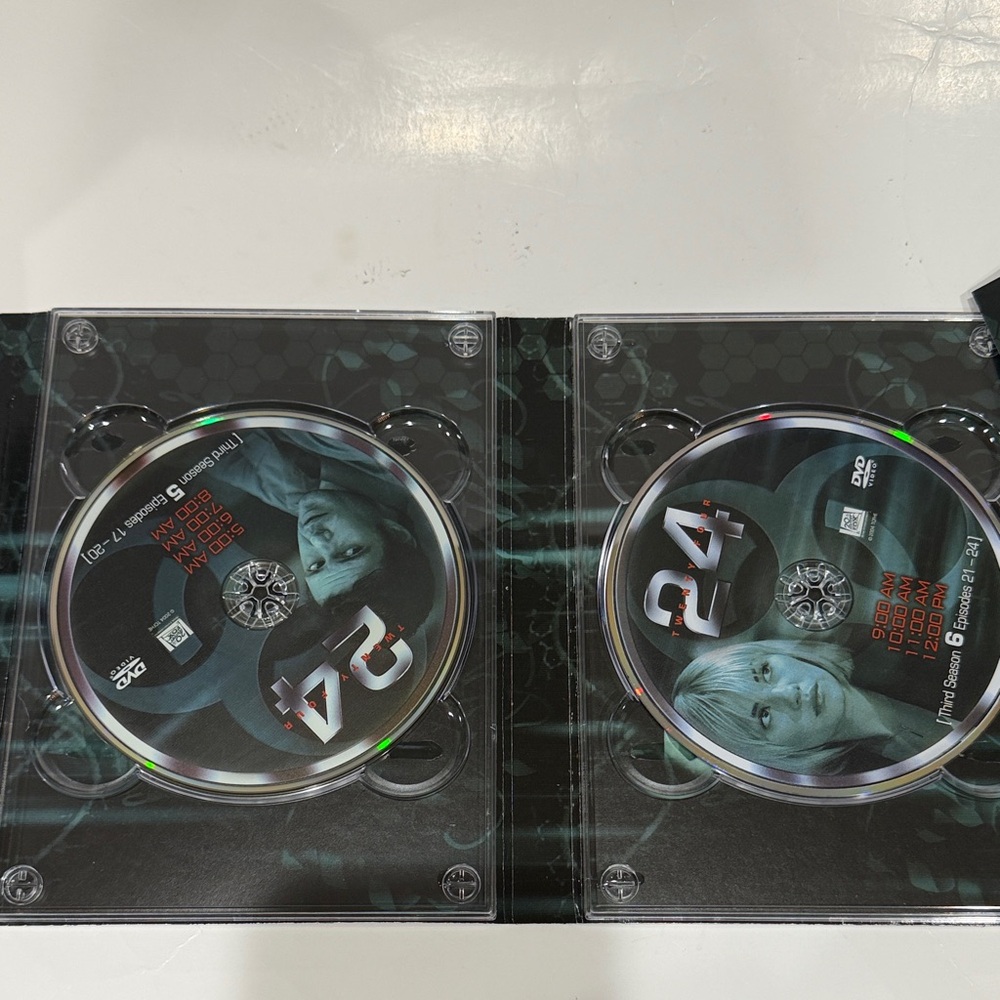 24 Season Three DVD Box Set Missing Disc 2 Untested. - Picture 5 of 6